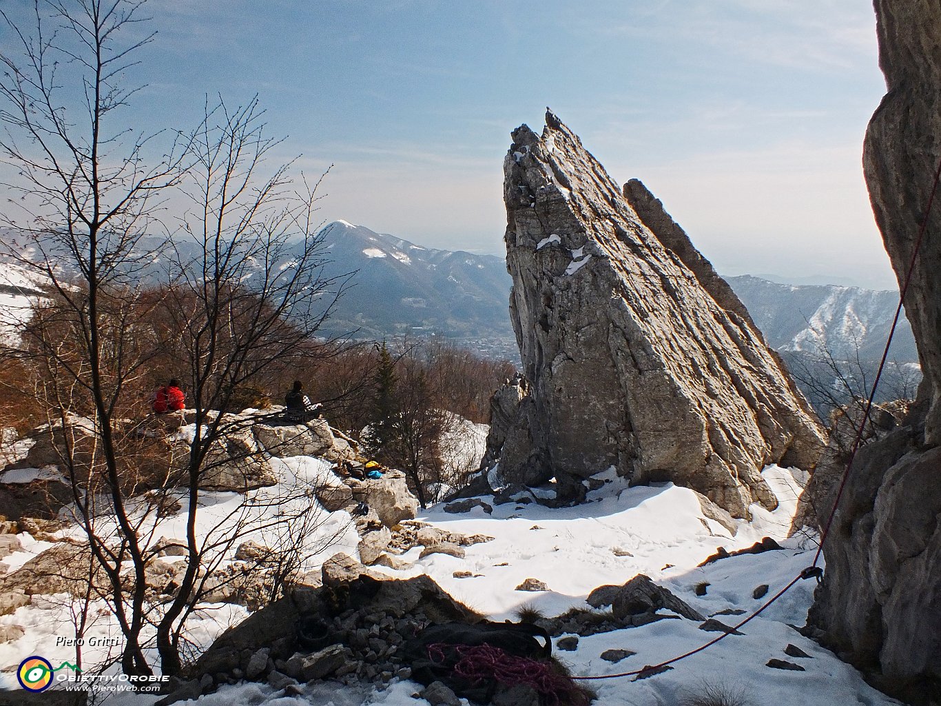 12 Due arrampicatori in pausa pranzo....JPG